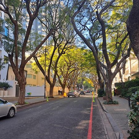 The Median Rosebank Luxury Apartment - Building With Generator Johannesburg Eksteriør billede