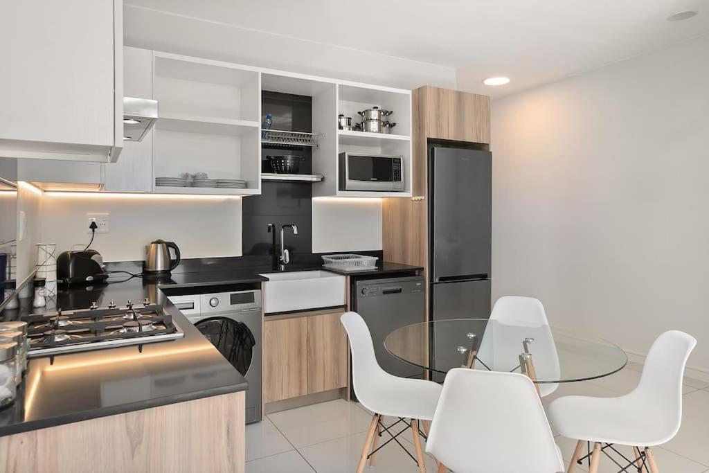 The Median Rosebank Luxury Apartment - Building With Generator Johannesburg Eksteriør billede