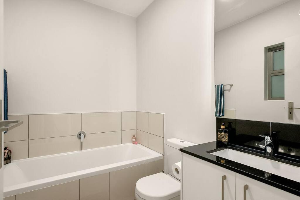 The Median Rosebank Luxury Apartment - Building With Generator Johannesburg Eksteriør billede