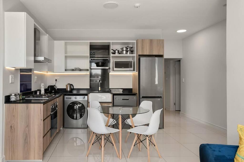 The Median Rosebank Luxury Apartment - Building With Generator Johannesburg Eksteriør billede